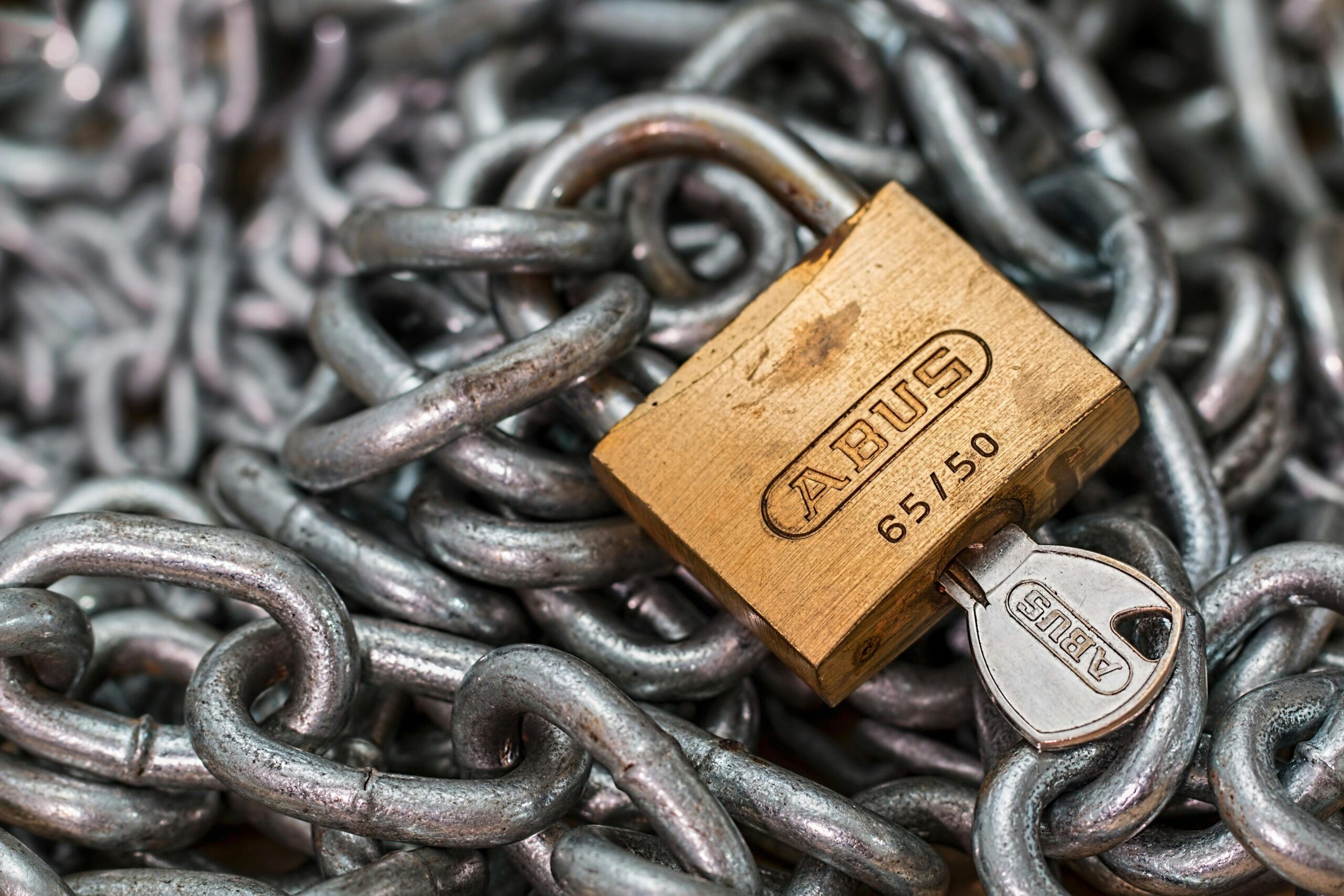 Tabela: Comparativo Wordfence Free vs Solid Security Free vs All-In-One Security Free — colunas: Recurso, Wordfence, Solid, AIOS; linhas: WAF, 2FA,