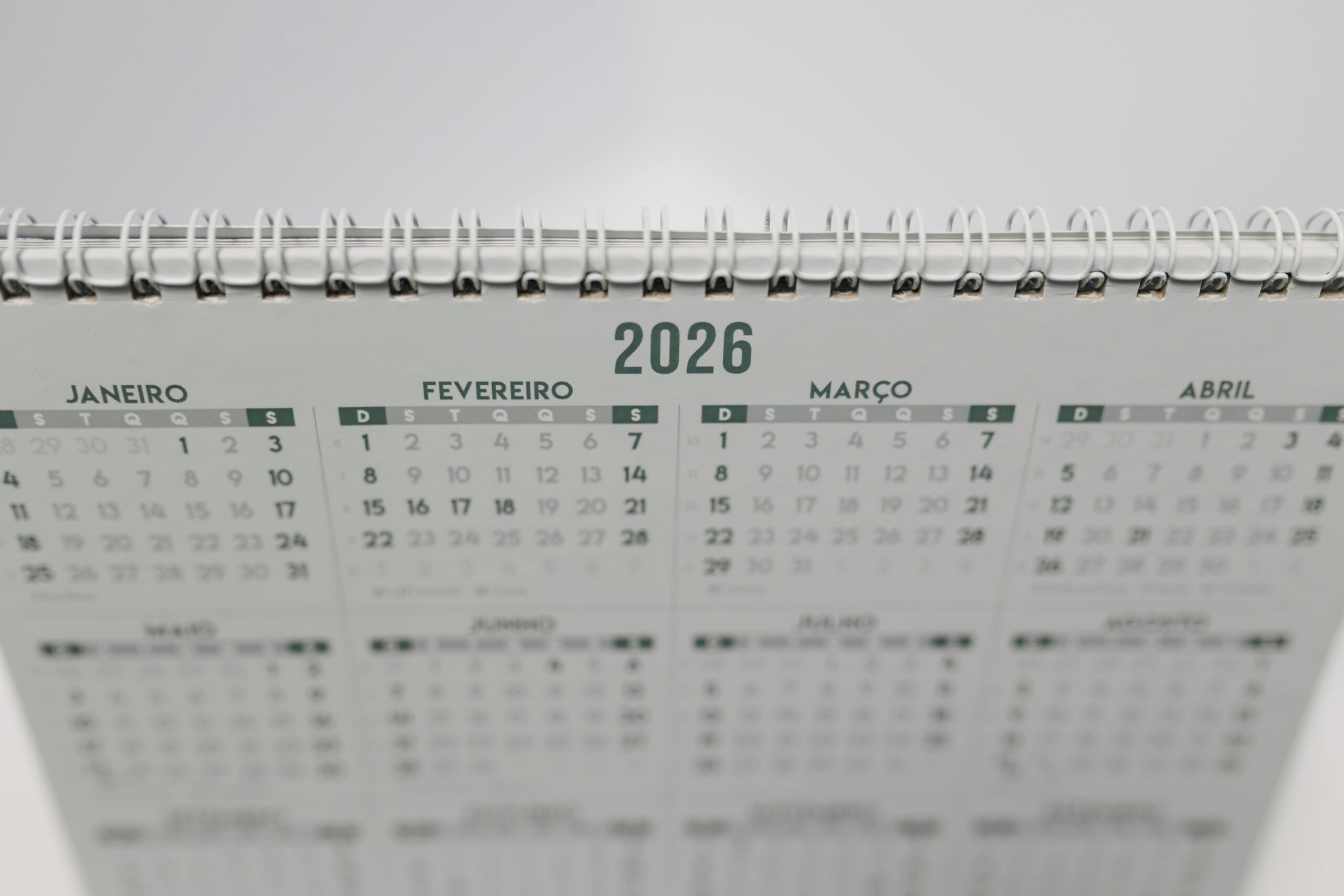 Diagrama: Reportagens de abril e maio de 2026 indicam que a Amazon planejava contratar cerca de 11.000 estagiários e engenheiros de software em 2026.